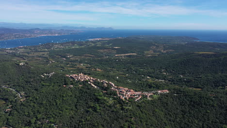 Vista-Aérea-Grande-Del-Pueblo-De-Gassin-Saint-Tropez-Puerto-Grimaud-Mar-Mediterráneo